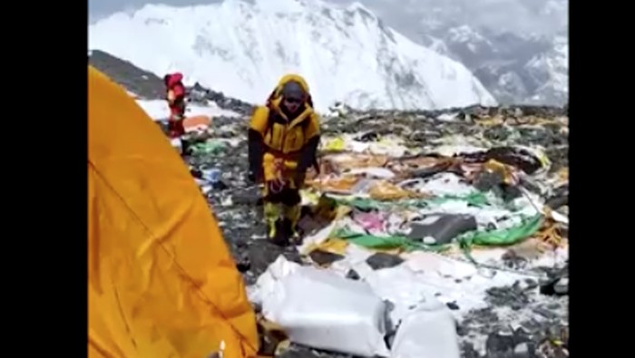 Jorok! 200 Kg Sampah Bekas Pendaki Berserakan di Gunung Everest