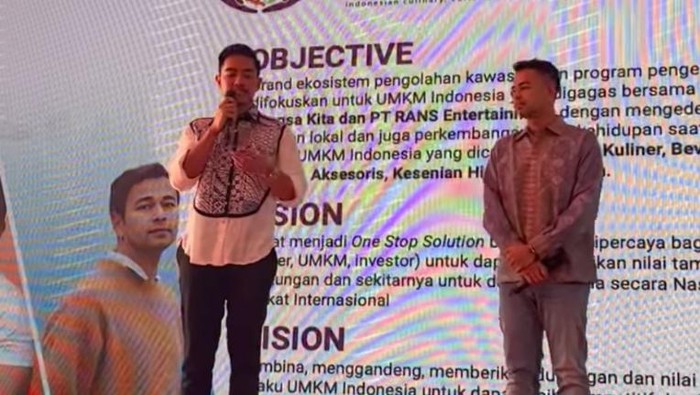 Kaesang saat pidato di samping Raffi Ahmad.