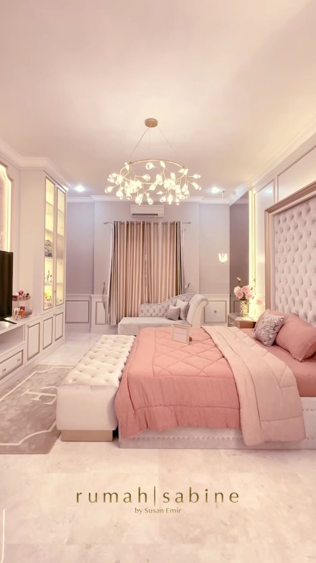 Keinginan Fuji untuk memiliki kamar yang sesuai dengan impian akhirnya tercapai. Lewat Instagram, ia membagikan video yang memperlihatkan suasana dan interior kamar tersebut. (Foto: Instagram/@fuji_an)