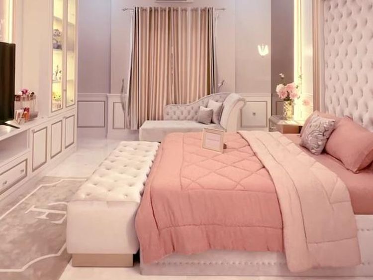 7 Potret Kamar Impian Fuji yang Akhirnya Terwujud, Serba Pink