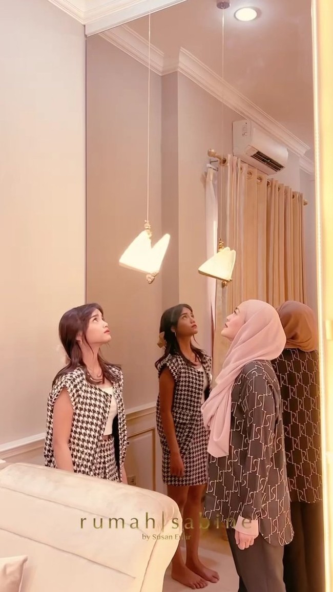 Pengaplikasian cermin sebagai panel dinding memberi kesan kamar yang terasa luas. (Foto: Instagram/@fuji_an)