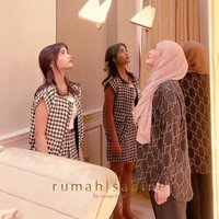 Pengaplikasian cermin sebagai panel dinding memberi kesan kamar yang terasa luas. (Foto: Instagram/@fuji_an)