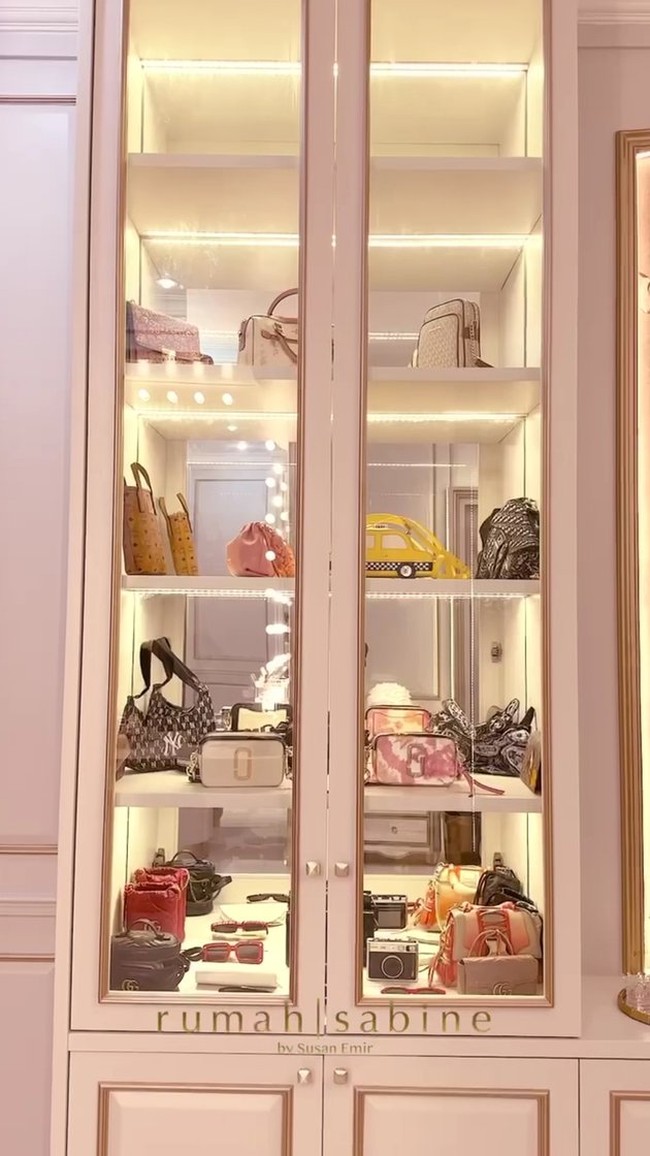 Terdapat lemari khusus untuk menyimpan koleksi tas dan sepatu Fuji. (Foto: Instagram/@fuji_an)