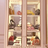 Terdapat lemari khusus untuk menyimpan koleksi tas dan sepatu Fuji. (Foto: Instagram/@fuji_an)