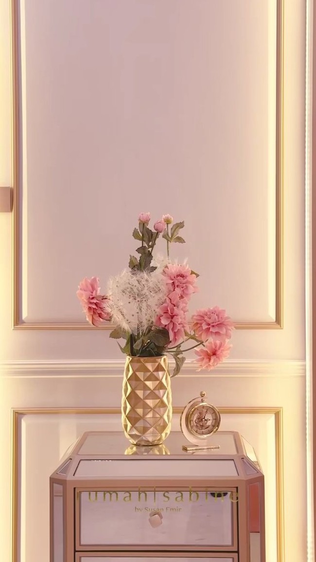 Setiap sudutnya mendapat perhatia. Detail kecil seperti vas membuat ruangan terasa lebih berestetika. (Foto: Instagram/@fuji_an)