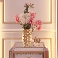 Setiap sudutnya mendapat perhatia. Detail kecil seperti vas membuat ruangan terasa lebih berestetika. (Foto: Instagram/@fuji_an)