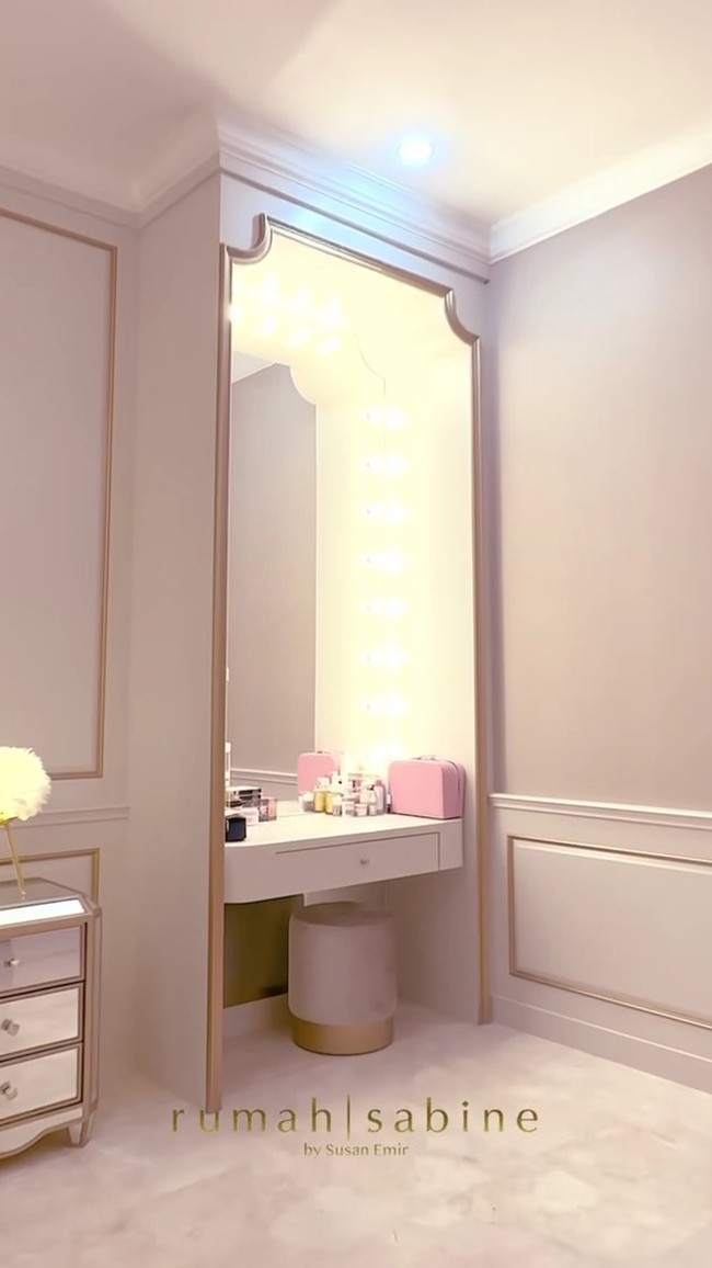 Interiornya mengadopsi gaya minimalis, dengan sentuhan klasik yang elegan lewat aksen-aksen berwarna emas. Blush-pink yang identik dengan kesan feminin dan lembut mendominasi. (Foto: Instagram/@fuji_an)