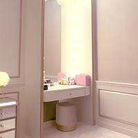 Interiornya mengadopsi gaya minimalis, dengan sentuhan klasik yang elegan lewat aksen-aksen berwarna emas. Blush-pink yang identik dengan kesan feminin dan lembut mendominasi. (Foto: Instagram/@fuji_an)