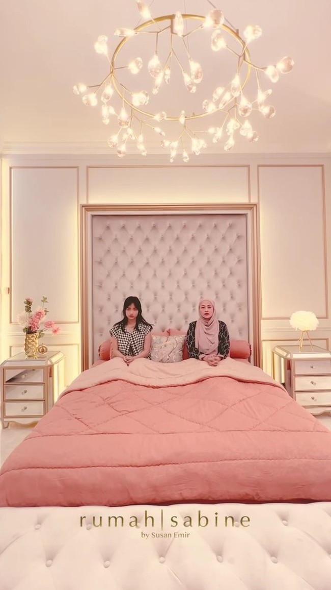 “Kamar impian masa kecil,” tulis selebgram sebagai keterangan video yang dibuat dengan gaya sinematik khas Wes Anderson itu. Untuk urusan interiornya, ia memercayakan pada desainer Susan Emir dari Rumah Sabine. (Foto: Instagram/@fuji_an)