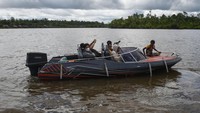 Perjalanan menyusuri rawa dan sungai itu ditempuh dengan waktu 30 menit.  