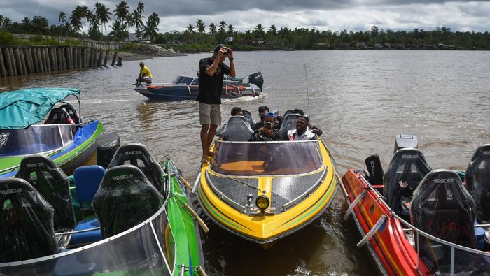 Kapal Pengangkut Ini Jadi Trasportasi Satu-satunya ke Agats Asmat Sejumlah pengemudi perahu motor bersiap membawa penumpang dari dermaga dekat Bandara Ewer menuju Agats, pusat Kabupaten Asmat di Papua Selatan, Rabu (31/5/2023). Penumpang pesawat yang tiba di Asmat dan akan melanjutkan perjalanan ke Agats harus naik kapal motor bertarif Rp100 ribu per orang karena jauhnya jarak bandara dan Agats serta dipisahkan oleh muara Sungai Asewet yang lebar. ANTARA FOTO/Aditya Pradana Putra/nym.