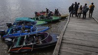 Sejumlah pengemudi perahu motor bersiap membawa penumpang dari dermaga dekat Bandara Ewer menuju Agats, pusat Kabupaten Asmat di Papua Selatan, Rabu (31/5/2023).  
