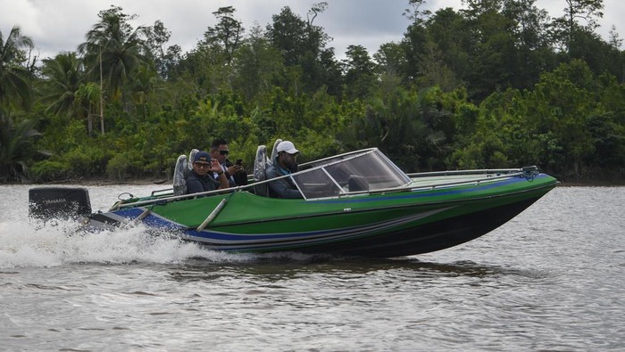 Kapal Pengangkut Ini Jadi Trasportasi Satu-satunya ke Agats Asmat Sejumlah pengemudi perahu motor bersiap membawa penumpang dari dermaga dekat Bandara Ewer menuju Agats, pusat Kabupaten Asmat di Papua Selatan, Rabu (31/5/2023). Penumpang pesawat yang tiba di Asmat dan akan melanjutkan perjalanan ke Agats harus naik kapal motor bertarif Rp100 ribu per orang karena jauhnya jarak bandara dan Agats serta dipisahkan oleh muara Sungai Asewet yang lebar. ANTARA FOTO/Aditya Pradana Putra/nym.