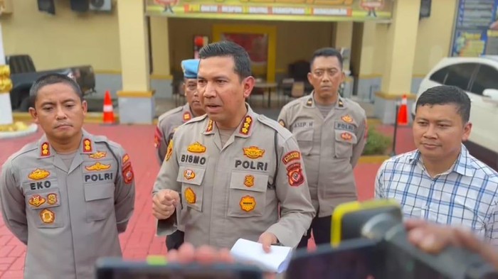 Kapolresta Bogor Kota Kombes Bismo Teguh Prakoso (tengah) didampingi Wakapolresta Bogor Kota AKBP Eko Prasetyo mengungkap kasus premanisme di pasar malam Kota Bogor.