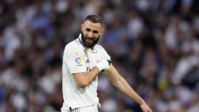 Real Madrids Karim Benzema reacts during a Spanish La Liga soccer match between Real Madrid and Rayo Vallecano at the Santiago Bernabeu stadium in Madrid, Spain, Wednesday, May 24, 2023. (AP Photo/Manu Fernandez)