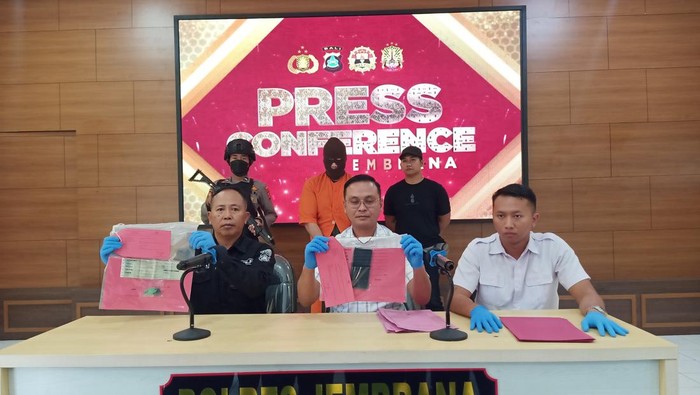 Kasatreskrim Polres Jembrana, AKP Androyuan Elim saat melaksanakan pers release kasus pencurian rekening ATM di Aula Mapolres Jembrana, Rabu (31/5/2023). (I Putu Adi Budiastrawan/detikBali).