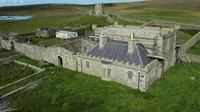 Kastil di Shetland ini yang dijual. Harganya £ 30.000 atau Rp 556,5 juta tapi komplek itu membutuhkan renovasi dengan biaya £ 12 juta atau Rp 222,6 miliar.