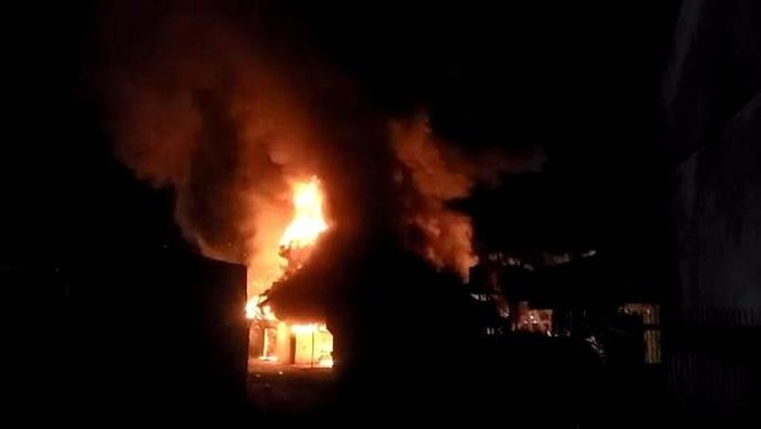 Kondisi gudang yang dijadikan tempat penimbunan BBM. Istimewa