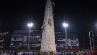 Sorotan festival ini adalah kompetisi mengacak-acak roti tengah malam di mana para pendaki berlomba menaiki menara yang ditutupi dengan roti plastik, mencoba meraih sebanyak mungkin. Itu ditangguhkan selama beberapa dekade setelah kecelakaan pada tahun 1978 ketika keruntuhan melukai banyak orang, dan baru dimulai kembali pada tahun 2005. Setelah COVID-19, perebutan roti telah kembali, tetapi untuk tahun ini terbatas pada satu menara yang lebih kecil.