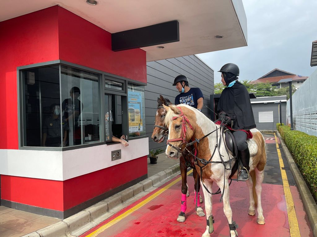 Netizen Ramai-ramai Komentari Aksi Drive Thru Tanpa Kendaraan