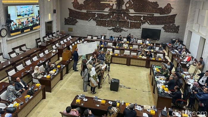 Komisi XI DPR telah menggelar uji kelayakan dan kepatutan atau fit and proper test terhadap calon anggota Badan Pemeriksa Keuangan (BPK) RI periode 2023-2028. Slamet Eddy Purnomo disepakati menjadi calon anggota BPK baru (Firda Cynthia Anggrainy/detikcom)