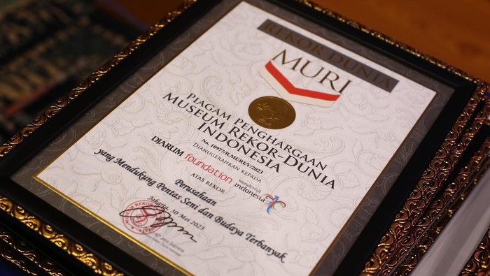 Konsisten Dukung Pentas Seni dan Budaya Indonesia Pecahkan Rekor MURI Konsisten Dukung Pentas Seni dan Budaya Indonesia Pecahkan Rekor MURI