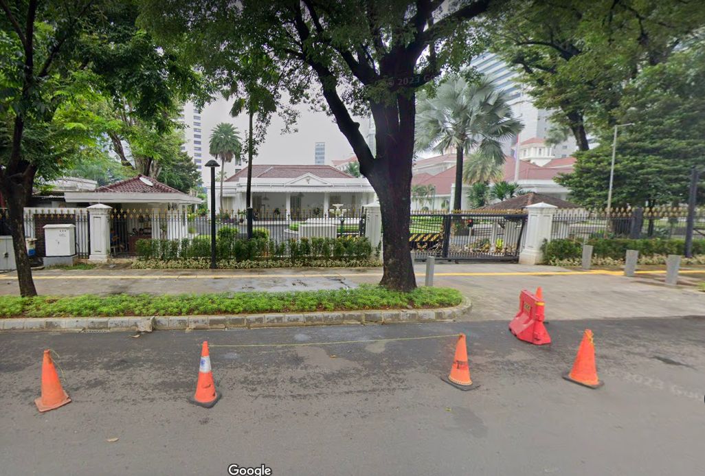 Kontras kondisi trotoar depan Istana Wapres RI dan depan Kedubes AS, Jl Medan Merdeka Selatan. (Google Street View, citra Maret 2023)