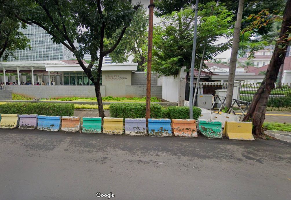 Kontras kondisi trotoar depan Istana Wapres RI dan depan Kedubes AS, Jl Medan Merdeka Selatan. (Google Street View, citra Maret 2023)