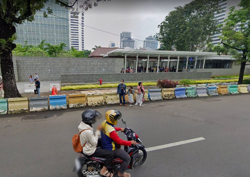 Kontras kondisi trotoar depan Istana Wapres RI dan depan Kedubes AS, Jl Medan Merdeka Selatan. (Google Street View, citra Maret 2023)