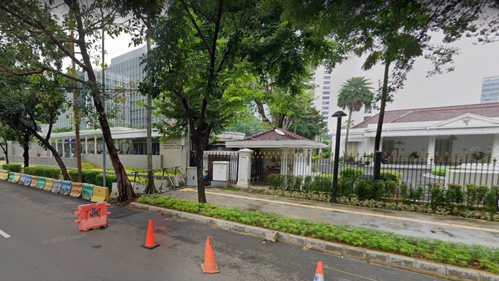 Kontras kondisi trotoar depan Istana Wapres RI dan depan Kedubes AS, Jl Medan Merdeka Selatan. (Google Street View, citra Maret 2023)