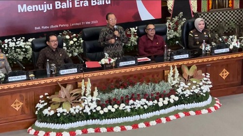 Gubernur Bali saat memimpin rapat membahas ulah turis asing, Rabu (31/5/2023).