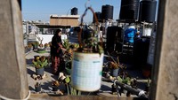 Salama mengatakan daur ulang adalah untuk melestarikan lingkungan sebanyak-banyaknya dari sampah plastik yang dibuang di jalanan. Jalur Gaza yang diblokade sangat sedikit ruang hijau, untuk itu perlu menciptakannya agar bisa memberi udara bersih dan energi positif.  