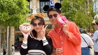 Beberapa waktu lalu, keduanya pergi kencan bersama ke Disney Land. Mereka kompak mengenakan tas koin yang mirip. Foto: Instagram/YouTube Livy Renata & Tomohiro Yamashita