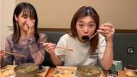 Livy tampak menikmati seporsi soba. YouTuber cantik itu juga diajarkan cara menikmati soba oleh Tomo. Foto: Instagram/YouTube Livy Renata & Tomohiro Yamashita