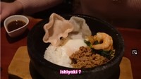 Livy memesan seporsi nasi goreng. Namun, sajiannya unik karena diletakkan dalam mangkuk batu yang panas. Cara menikmatinya juga dicampur menjadi satu seperti nasi goreng. Foto: Instagram/YouTube Livy Renata & Tomohiro Yamashita