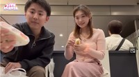 Sedangkan, Tomo menikmati sando buah rasa stroberi. Livy juga tampak mengucapkan terima kasih atas pemberian Tomo tersebut. Foto: Instagram/YouTube Livy Renata & Tomohiro Yamashita