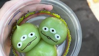 Tak hanya seru bermain, tapi Livy dan Tomo juga menikmati jajanan. Mereka membeli mochi berbentuk karakter Toy Story yang menggemaskan. Foto: Instagram/YouTube Livy Renata & Tomohiro Yamashita