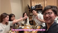 Setelah kencan pertama mereka menikmati makanan Indonesia, Livy dan Tomo kembali bertemu dengan teman-teman. Mereka tampak seru makan di restoran. Foto: Instagram/YouTube Livy Renata & Tomohiro Yamashita
