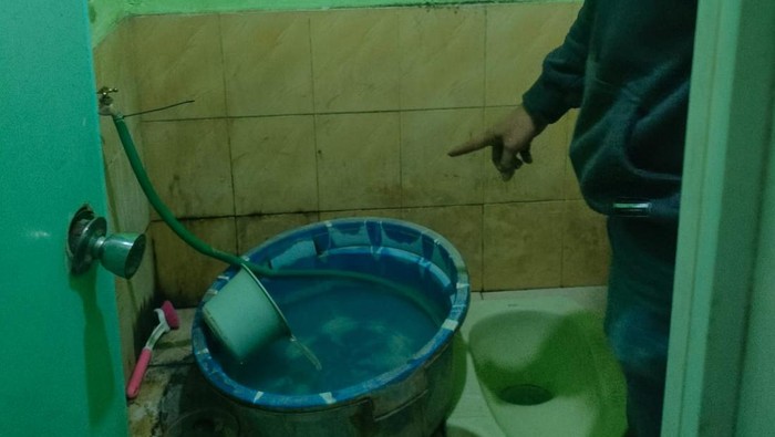 Lokasi kamar mandi yang jadi tempat tidur balita dan penyiksaan pasutri pengasuhnya di Sidoarjo