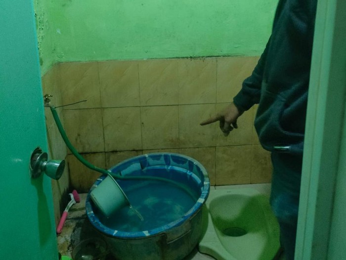Lokasi kamar mandi yang jadi tempat tidur balita dan penyiksaan pasutri pengasuhnya di Sidoarjo