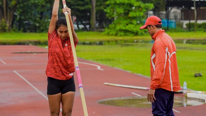 Maria Andriany Melabessy dan coach Sainih