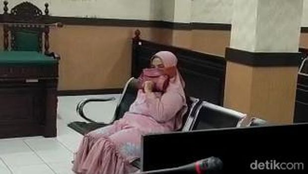 Masriah penyiram air kencing dan tinja ke rumah tetangga saat mengikuti sidang di PN Sidoarjo