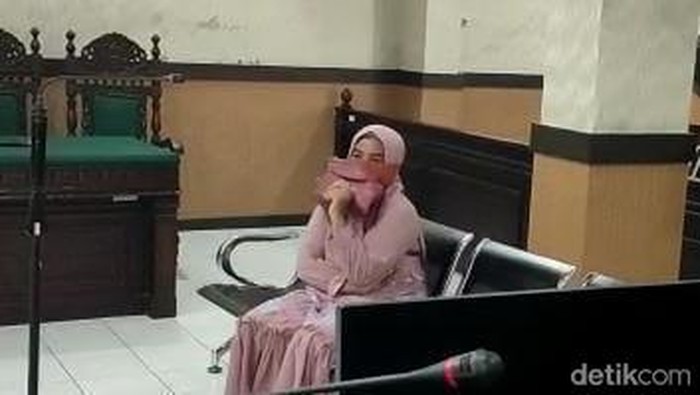 Masriah penyiram air kencing dan tinja ke rumah tetangga saat mengikuti sidang di PN Sidoarjo