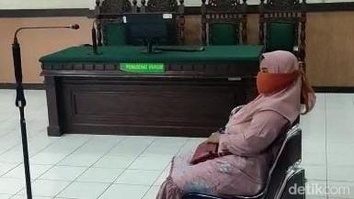 Masriah penyiram air kencing dan tinja ke rumah tetangga saat mengikuti sidang di PN Sidoarjo