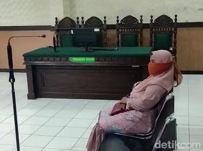 Masriah penyiram air kencing dan tinja ke rumah tetangga saat mengikuti sidang di PN Sidoarjo