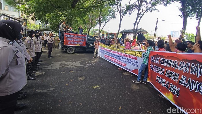 Massa menggelar aksi demo di DPRD Sumut minta Presiden Jokowi tidak cawe-cawe di Pemilu 2024. (Foto: Goklas Wisely)
