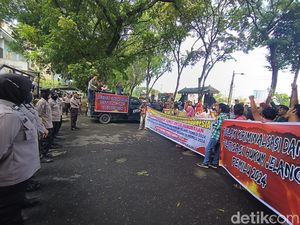 Minta Jokowi Tidak Cawe-cawe, Warga Demo di Depan DPRD Sumut