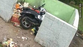 Motornya ke mana, dek?,Oh udah adek buang barusan. Foto: 1Cak