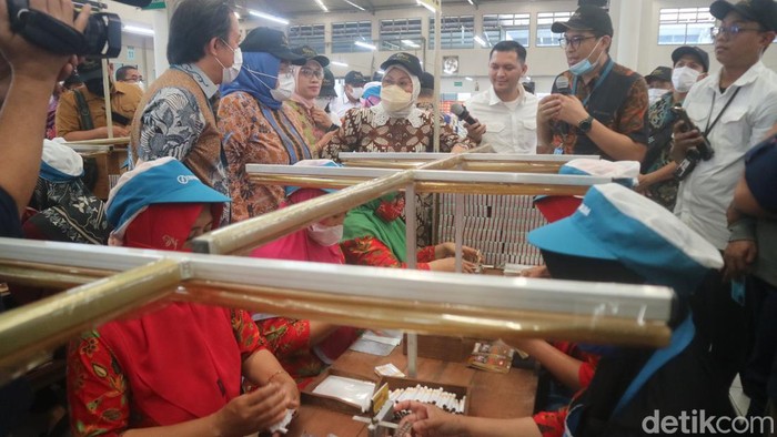 Menteri Ketenagakerjaan, Ida Fauziyah melakukan sosialisasi pencegahan kekerasan seksual di perusahaan rokok ternama di Kudus, Rabu (31/5/2023).