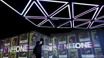 Karya NFT yang dipamerkan dengan menggunakan medium proyektor, televisi LED, serta cerak ini merupakan yang pertama di Jakarta. Dengan mengadopsi model hibrida yang memanfaatkan teknologi blockchain, NFTOne juga menjadi jembatan antara dunia web2 dan web3.